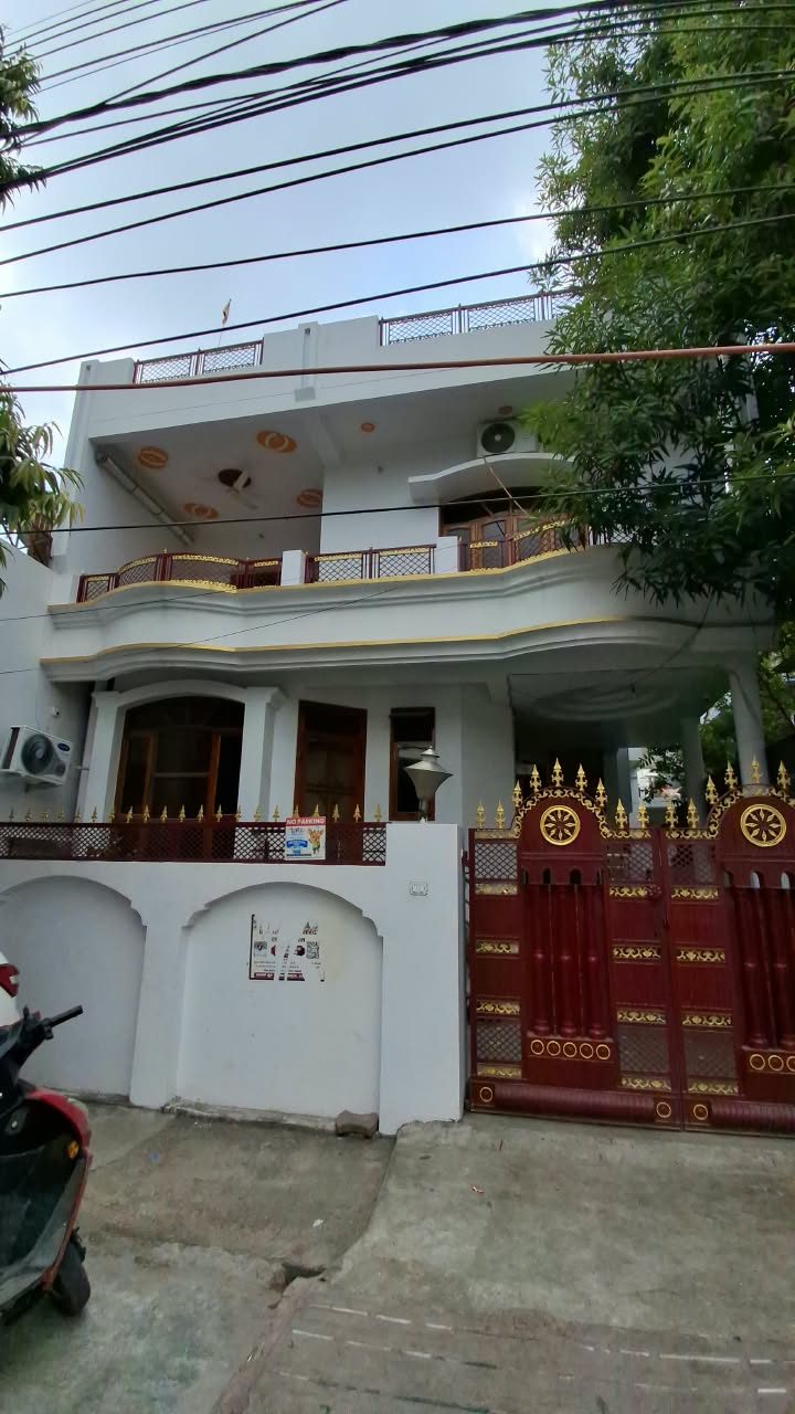 3BHK Semi-Furnished Flat in LDA Colony, Lucknow