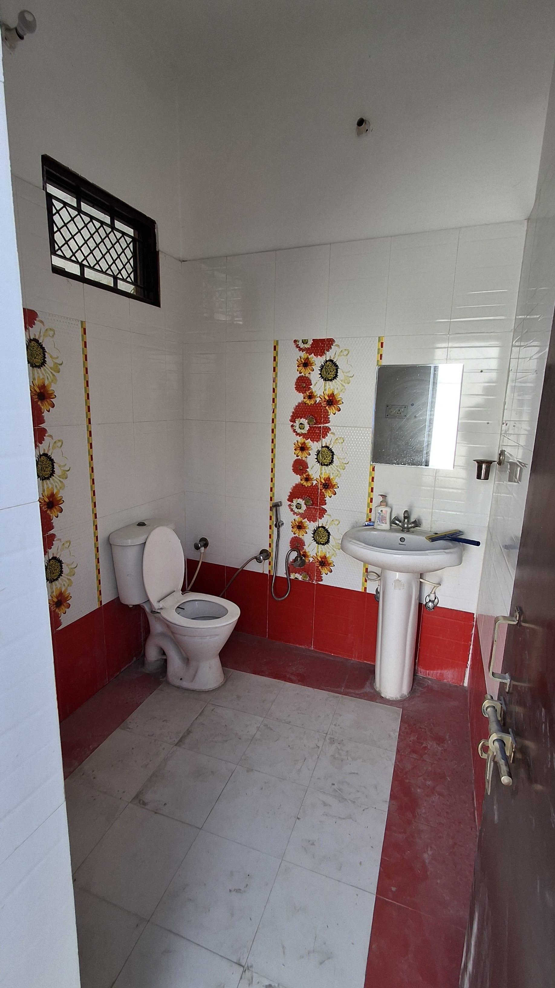 2 BHK for Rent Near Krishna Nagar Metro Station - photo 2
