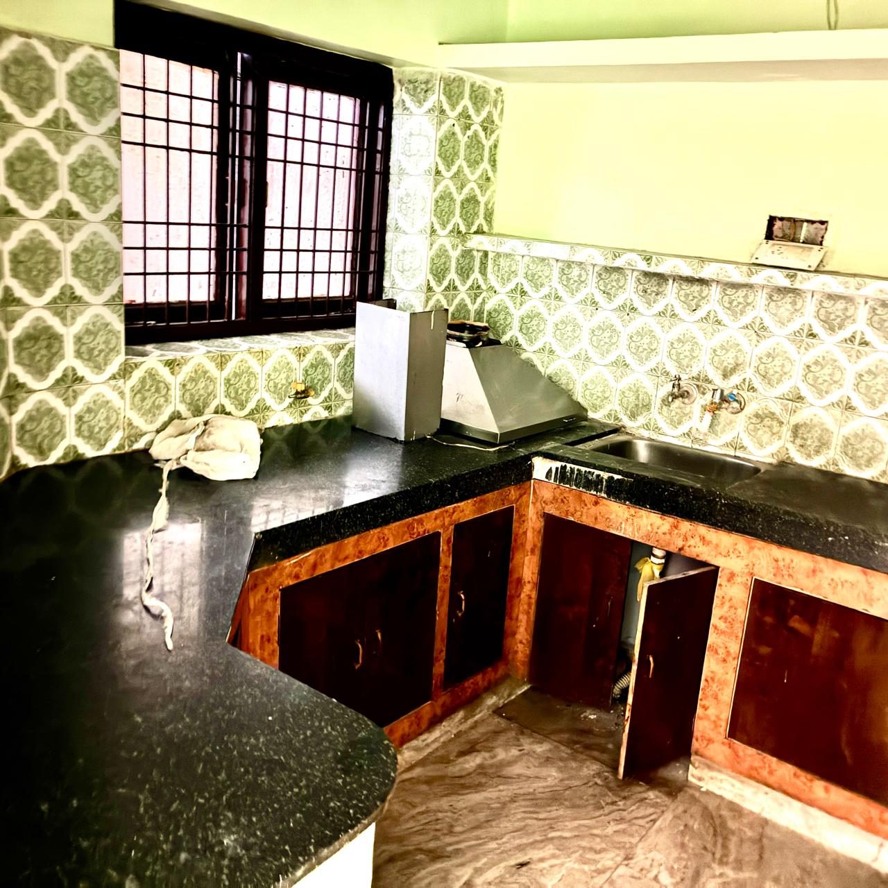 Spacious 2BHK Unfurnished Flat in Rashmi Khand Road, Lucknow - photo 2