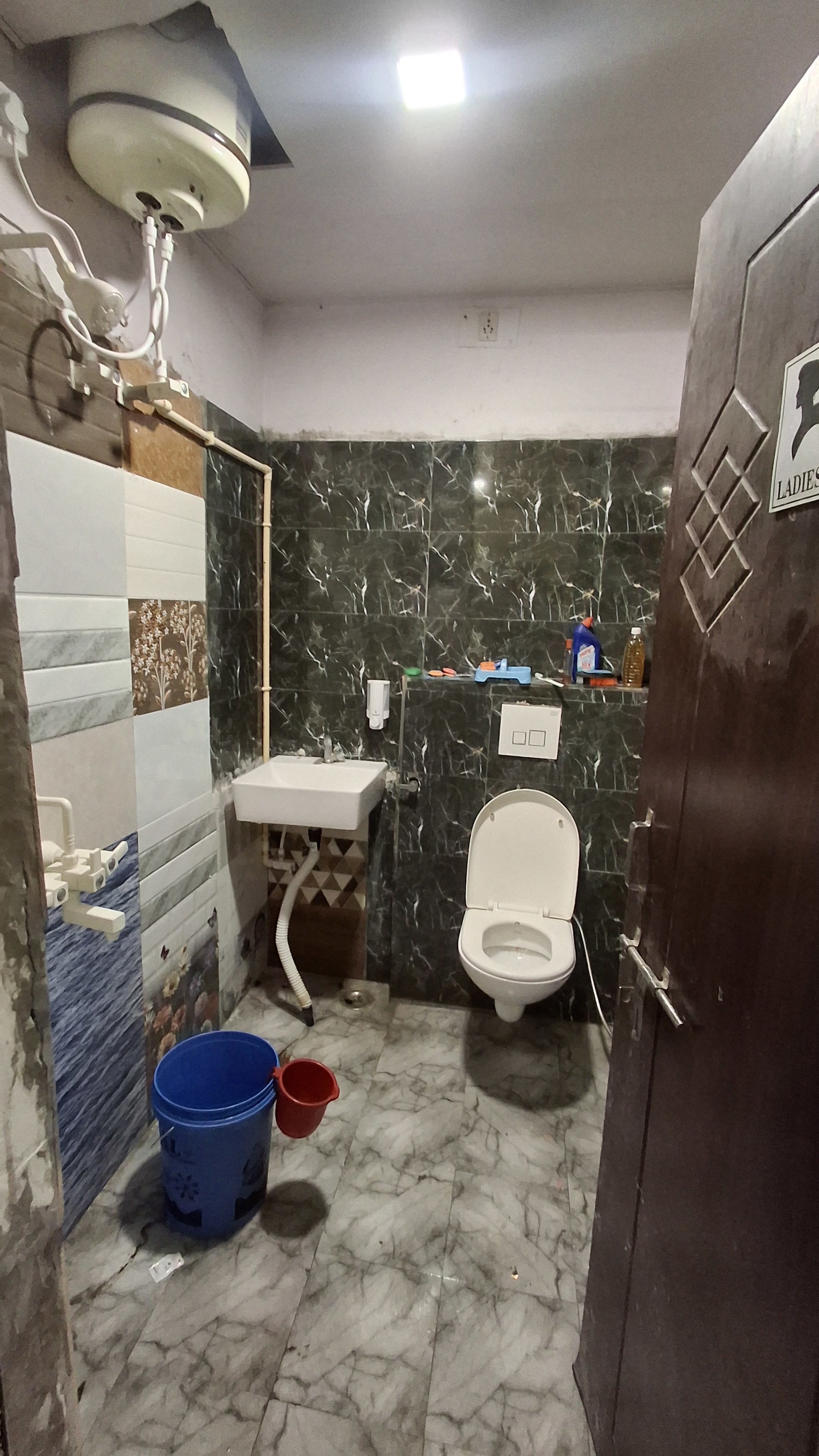 PG in Sheth Ghannumal Road, Lucknow
