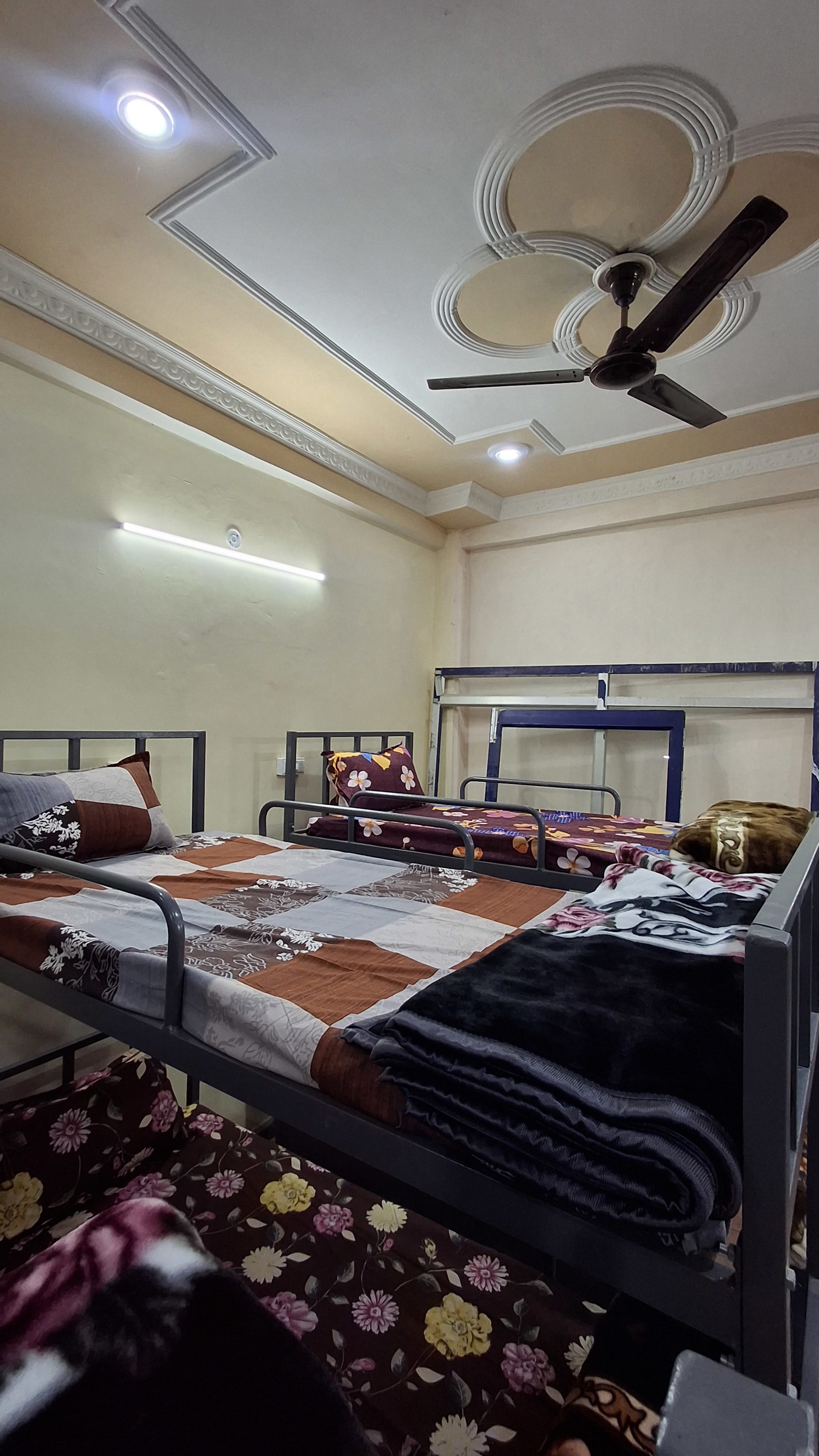 PG in Sheth Ghannumal Road, Lucknow - photo 4
